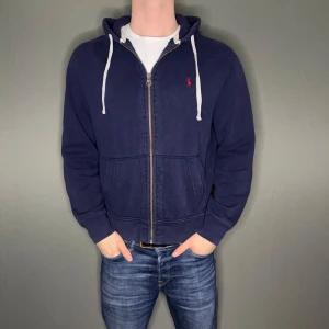 Ralph lauren tröja - Hej säljer nu min fina Ralph Lauren zip hoodie i storlek M. Den är i nyskick och kommer vara otroligt snygg nu i vår och framåt sommaren. Nypris cirka 2000kr! Vi kommer att sälja liknande produkter nu närmare våren så glöm inte följa profilen!🌊🍾