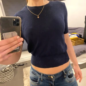 Mörkblå tröja  - Säljer en stilren mörkblå tröja från United Colors of Benetton. Tröjan tvättas innan jag skickar den!❤️