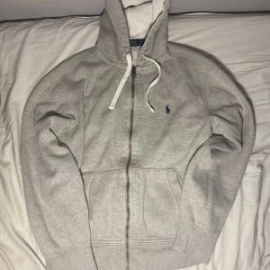 Ralph Lauren - En ny fräsch ljusgrå Ralph Lauren hoodie 