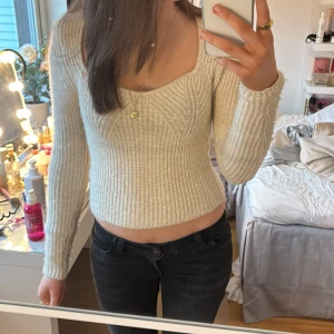 Stickad beige tröja från Gina tricot - Super snygg stickad tröja som är beige och har en tight passform. Den är i storlek xs från Gina tricot. Den är lite använd men har inte några defekter. Använd gärna köp nu💕