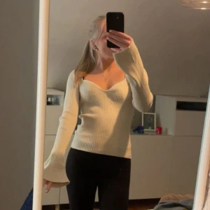 Beige ribbad tröja - Säljer en stilren beige ribbad tröja med v-ringad design. Tröjan har långa ärmar och en figurnära passform och sitter väldigt fint. Skriv för fler bilder🌸Den är kremevit i färgen