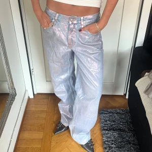 Lågmidjade silver/mettalic baggy jeans - säljer dessa oanvända mettalic/silver jeansen i baggy modell