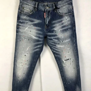 Dsquared 2 Herr jeans blå - Snygga Dsquared Jeans inne Blå färg. De är oanvända och alla storlekar är inne. Helt ny skick. Va inte rädd för ställa frågor 