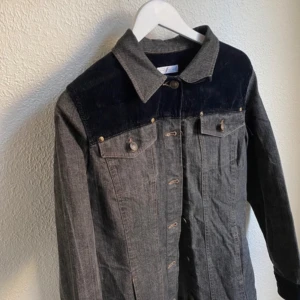 Grå jeansjacka med svarta detaljer - Snygg jeansjacka 🩶🖤(se bild 3)
