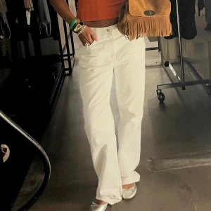 Vita midrise/lowrise jeans - Säljer dessa mid/lowwaist jeansen i storlek 38 från Zara endast använda 2 gånger, perfekta nu till våren! 