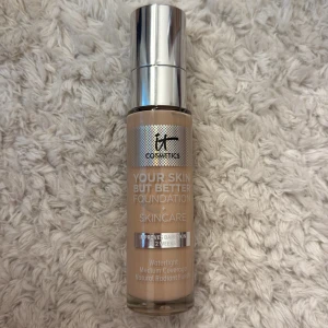 Your Skin But Better Foundation från IT Cosmetics - Foundation med medium täckning och naturlig finish. Nyansen är Light Cool 20. Produkten lovar att förbättra hudens utseende på två veckor och har en lätt, vattenliknande formula. Endast testad på handen och säljer då det var fel färg🥰
