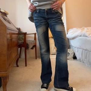 Bootcut jeans - Lågmidjade bootcut jeans, 37cm över midjan & 76 cm i innersöm