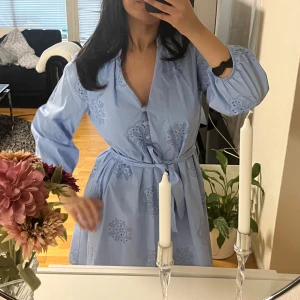 Ljusblå klänning med broderade detaljer från Zara - Säljer en superfin ljusblå klänning från Zara med broderade mönster. Klänningen är helt ny och oanvänd med prislapp 🤎