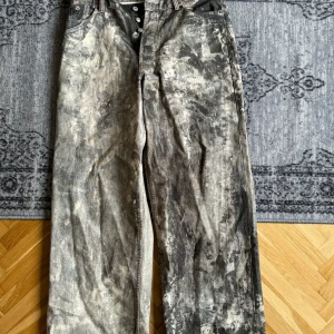 Grå jeansbyxor från Acne Studios - Acne studios 1981 Trompe L’oeil ”jeans”. Har tyvärr inget kvitto då jag köpte de av en på facebook. Hmu för frågor kring byxorna/fitpics