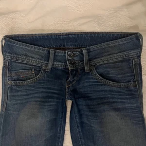 Super Lågmidjade jeans  - Lågmidjade bootcut jeans från Tommy Hilfigher    W26/ L32. Har inga bilder på då de tyvärr blivit försmå för mig. Små slitningar som visas på bild 