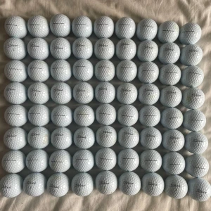 Golfbollar från Titleist Pro V1 - Säljer ett gäng golfbollar av modellen Pro V1 från Titleist. Perfekta för den som vill ha hög kvalitet på sina slag. Bollarna har en klassisk vit färg och är designade för att ge optimal prestanda på banan.