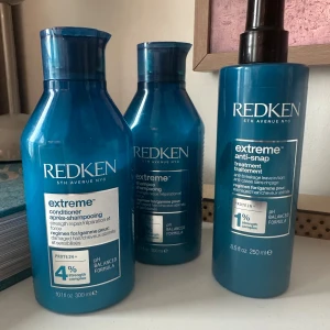 Hårvårdsprodukter från Redken - Säljer ett set med Redken Extreme hårvårdsprodukter. Inkluderar schampo, balsam och anti-snap behandling. Perfekt för att stärka och reparera skadat hår. Produkterna kommer i blå flaskor med praktiska lock. Se mängd kvar på bild 2