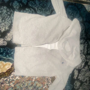 Grå hoodie från Polo Ralph Lauren - Säljer en stilren grå hoodie från Polo Ralph Lauren med dragkedja och den klassiska broderade loggan på bröstet. Perfekt för en avslappnad look. Hör av dig vid intresse!