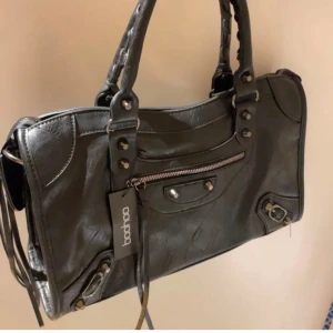 Svart väska - Snygg cityväska som passar perfekt till sommaren.