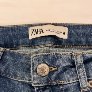 Blå bootcut jeans från Zara - Snygga blå jeans från Zara i klassisk bootcut-modell. Jeansen är lågmidjade. Köpte för 7 månader men bara använt vid 3 tillfällen. Jeansen kostade 459 kr men jag säljer för 170 kr. Säljer då dom inte kommer till användning dom ligger bara mest i garderoben, tänkte att de är bättre om de får någon användning:) vid snabb affär kan priset diskuteras 💕💕