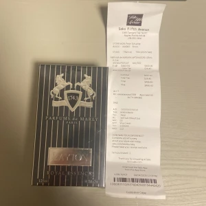 Parfums de Marly Layton 125ml EDP - Lyxig parfym från Parfums de Marly, Layton Royal Essence Eau de Parfum 125ml. Snygg svart förpackning med silverdetaljer och emblem med två hästar. Fransk design, exklusiv känsla och elegant look. Perfekt för dig som gillar sofistikerade dofter.