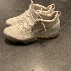 Nike Vapormax Flyknit vita sneakers - Köptes för 2500 för ett årsedan, har växt ur de. Går säkert att rengöra