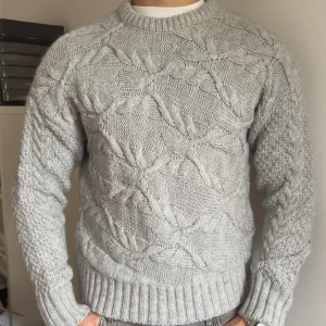 Stickad tröja från Zara - Säljer den här stickade tröjan Zara man i storlek M men passar även S, tröjan är tjockt stickad, den är varm och riktigt skön, priset är inte fast utan går att diskutera!