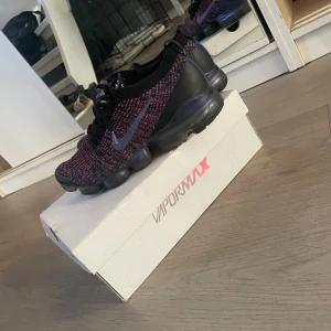 Nike Air Vapormax Flyknit sneakers - Hej! Säljer just nu mina Nike Air Vapor max. Kvitto finns och dom är köpta i USA på footlocker. Jag säljer nu dessa skorna för att dom inte längre passar min stil riktigt.