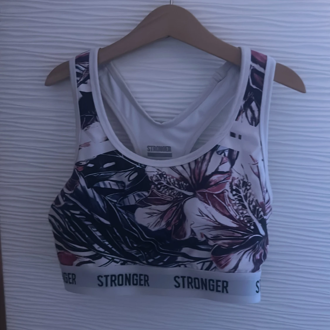 Blommig sporttopp från Stronger