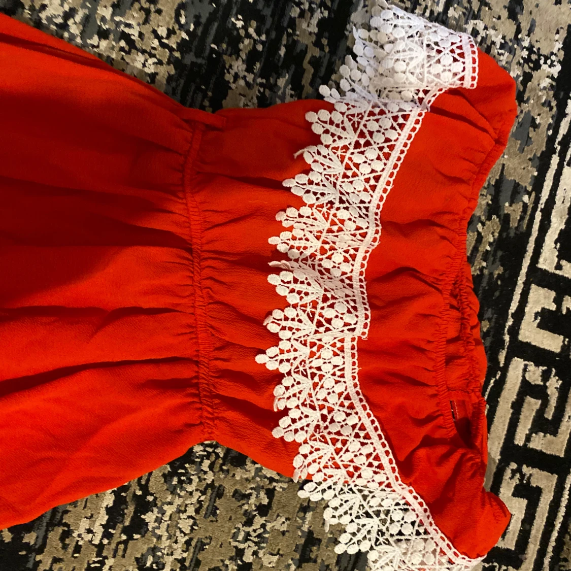 Röd långklänning med spetsdetalj - 1