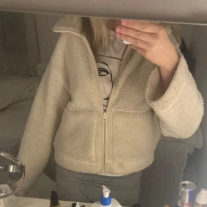 H&M teddyjacka - Har en liten fläck (se bilder) men kanske går bort i tvätten med fläckborttagning, har ej testat!