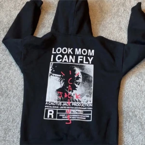 Travis Scott hoodie - Säljer nu denna Travis Scott hoodie i storlek L, tröjan är i ny skick aldrig använd endast testad, perfekt nu inför vintern osv bara att höra av sig vid fler frågor, priset är ej hugget i sten