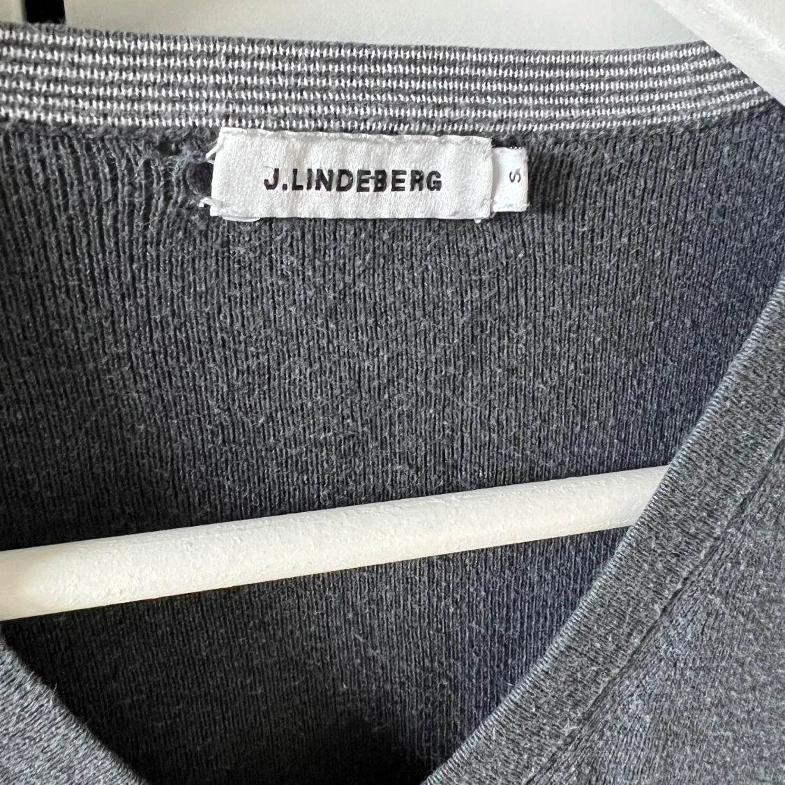 Grå v-ringad tröja J.Lindeberg  - 2