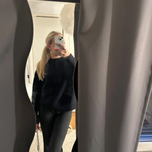 Stickad tröja  - Stickad marinblå tröja från Arket. Supertjock och varm. Sällan använd