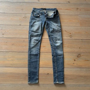 Blå Tiger of Sweden Slender Jeans - enkel look🛒 - Blå Tiger of Sweden Slender Jeans i strl 28/32. Skinny jeans och bra kvalité - perfekta jeans till vardagen. Utan defekter✅ Klassiska blå jeans💙299kr just nu!💸Fri frakt hela veckan🚚