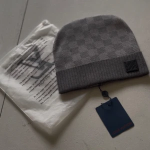 Lv beanie - Helt ny, pris kan diskuteras vid snabb affär. 