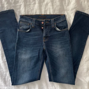  Nudie Jeans - Säljer ett par mörkblå jeans från Nudie, i den eftertraktade modellen Grim Tim!! Jensen har dock en håll som blivit lagat och har syts upp till l29. Tveka inte på att höra av er vid minsta fråga eller fundering!!