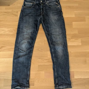 Replay Grover slim/straight fit jeans blå - Säljer ett par Replay Grover jeans i klassisk blå tvätt. Modellen är straight fit men skulle själv kalla det Slim/straight.
