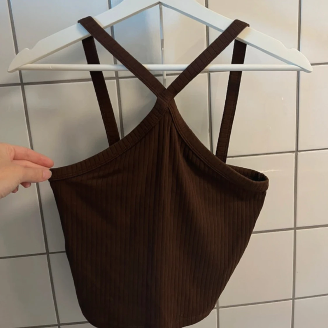 Brun ribbad linnetopp med korsade band - 1