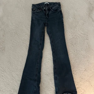 Mörkblåa bootcut jeans  - Snygga mörkblåa bootcut jeans 🥰
