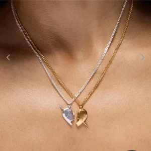 Maria nilsdotter halsband - Guldiga halvhjärtat från maria nilsdotter, för fler bilder skriv privat. (Skickas utan ask då jag säljer denna och andra halvan separat och vara har en ask) pris går att diskutera. Helt perfekt skick. 40cm kjedja. Nypris 4295 då man köper i sett så säljer för hälften. ÄNDAST GULDIGA KVAR