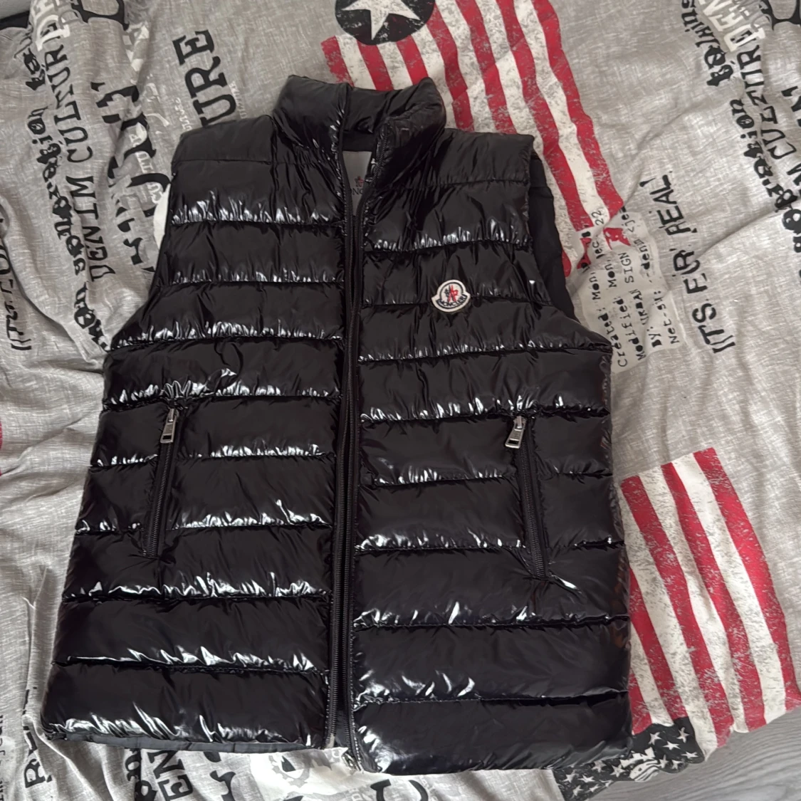 Svart dunväst från Moncler