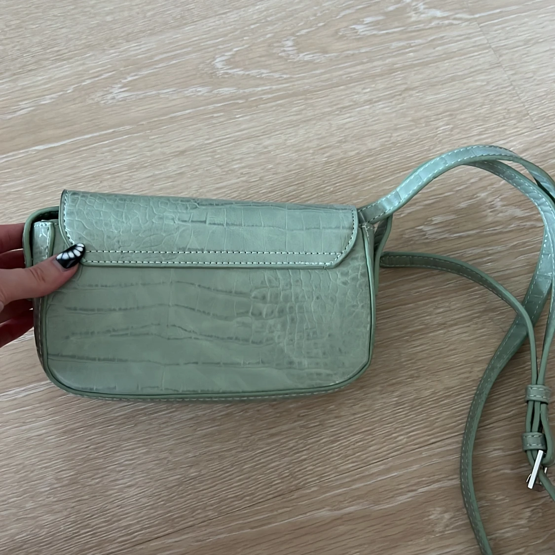 Grön axelväska i krokopräglat syntet - 1