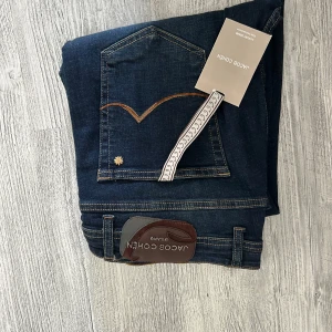 Mörkblå jeans från Jacob Cohen - Snygga mörkblå jeans från Jacob Cohen med klassiska kontrastsömmar och läderpatch bak. Jeansen har en rak passform och är tillverkade i mjukt denimtyg. Perfekta för dig som gillar stilrena och exklusiva jeans med italiensk känsla.