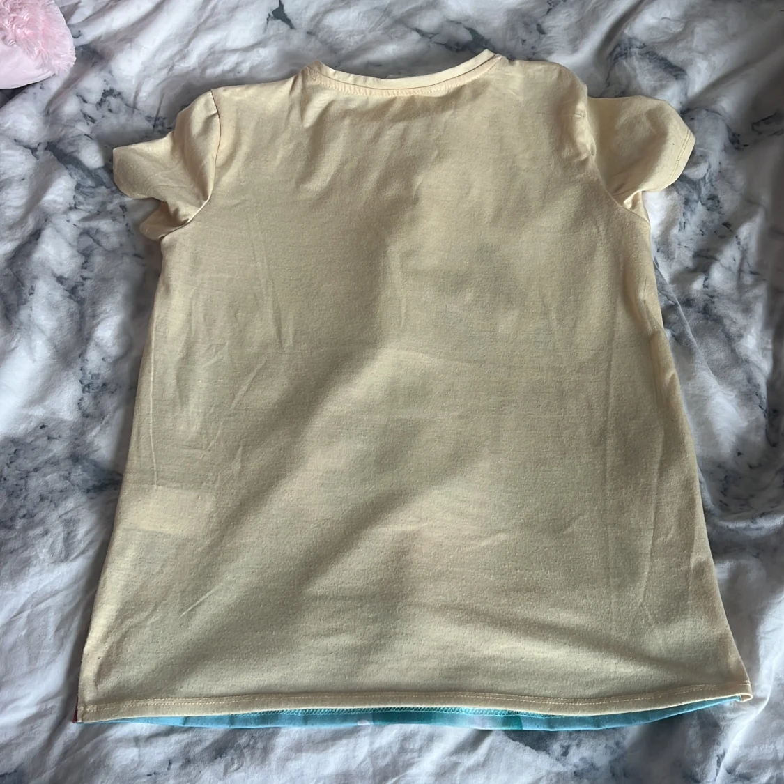 Gul t-shirt med girafftryck - 2