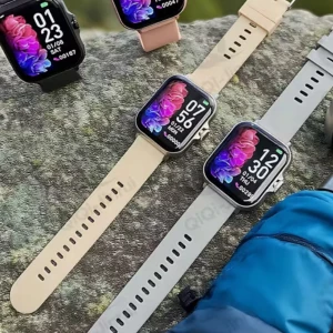 Smartwatch med silikonarmband - Snygg smartwatch med fyrkantig display och silikonarmband. Finns i svart, beige och grått. Klockan har touchskärm, pulsmätare, stegräknare och väderfunktion. Perfekt för dig som vill ha koll på både träning och notiser direkt på handleden.