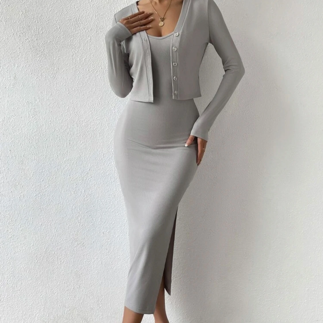 Set: Grå ribbad långklänning med slits och kofta