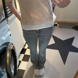 Ljusgrå bootcut jeans från Gina💞 - Säljer ett par ljusgrå Low waist jeans med bootcut som tyvärr inte kommer till användning🤗 dom är klippta där nere för att va mer bootcut