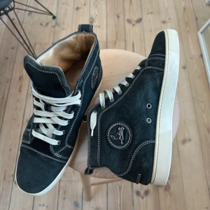 Christian louboutin sneakers - Säljer mina riktigt schysst och unika loubs. Mockan är lite skadad men går säkert att fixa med hjälp av mockaborste. Skorna är i storlek 43. Hör gärna av er för fler bilder eller funderingar😇 Självklart äkta! ✅