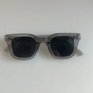grå snygga solglasögon! 💫 - Dessa solglasögon är från glitter o är super snygga !! 💕 använda några gånger o är PERFEKTA nu till hösten !! 🍂 ordinarie pris 100kr 💕