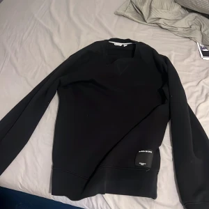 Björn Borg sweatshirt  - Svart långärmad sweatshirt från Björn Borg med en stilren patch på nedre delen där det står 'Stockholm 1956'🔥 . Skicket är 10/10 nyligen köpt men passar ej mig. Den är perfekt för en kväll ute med vänner eller en hemmakväll😊. Skickar den samma dag eller dagen efter. Kan gå ner i pris men de diskuteras privat