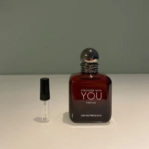 1 ml sample/doftprov av Stronger With You Parfum - Ett sample på 1 ml av Stronger With You Parfum. Det är en söt och maskulin parfym med doft av b.l.a vanilj, lavendel, peppar och kastanj. Detta gör det till en unik och mysig doft som passar bra till vintern. Våra samples är helt nya och är gjorda i glas. Har ni frågor är det fritt fram att skriv till oss.