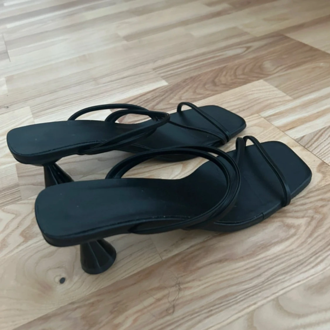 Svarta sandaler med klack och tunna remmar - 2