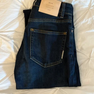 Helt nya Neuw-jeans - Helt nya jeans från Neuw, i modellen Mica (raka ben med låg midja). Älskar Neuws jeans men just dessa har inte kommit till användning då jag har ett annat par i samma tvätt. I stl 24 i midjan vilket jag skulle säga motsvarar en 34. Nypris: 1 500 kr, mitt pris: 500 kr. Aldrig använda, kom privat för funderingar eller fler bilder🙏😁💕