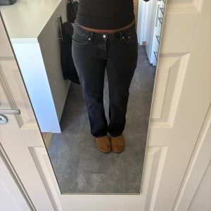 Lager 157 Icon jeans  - Icon low straight jeans ifrån Lager 157 i storlek L. Jeansen ör i nyskick då de bara kommit till användning 1 gång. För referens är jag 174cm.